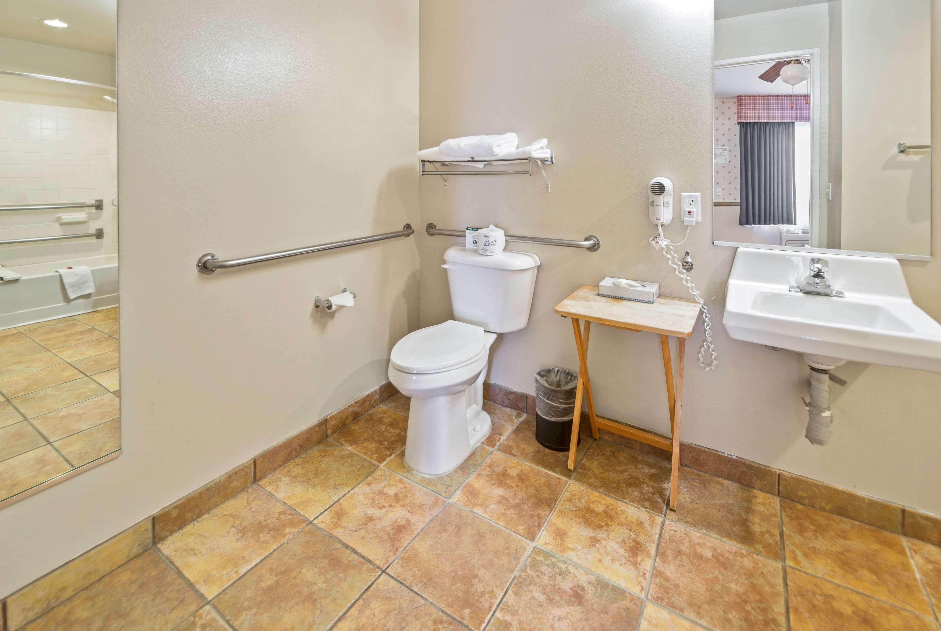 Days Inn By Wyndham Lebec Grapevine Exterior foto