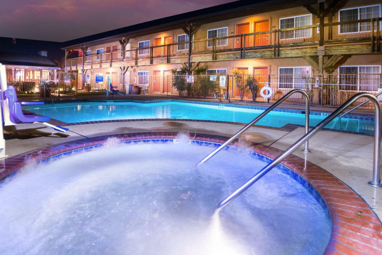 Days Inn By Wyndham Lebec Grapevine Exterior foto